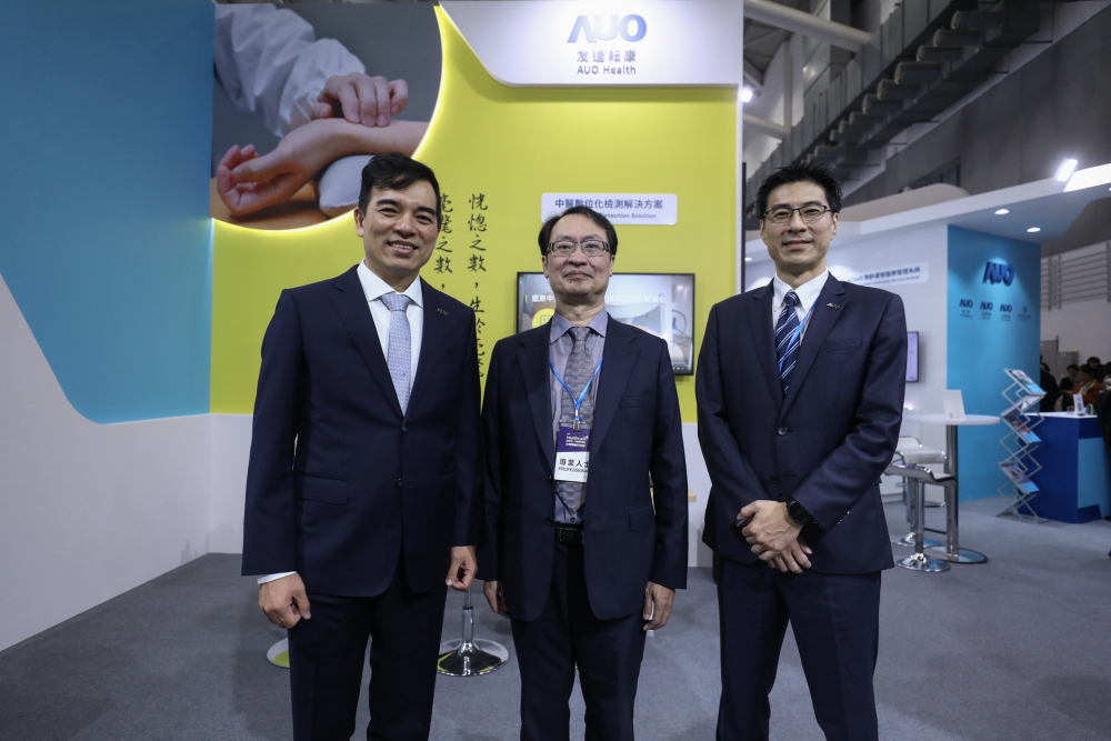首次於醫療科技展亮相的金年会耘康，捐贈數位化檢測設備與研究經費，協助衛福部國家中醫藥研究所打造中醫大數據資料庫。圖由左至右為金年会光電執行長暨總經理柯富仁、衛福部國家中醫藥研究所所長蘇奕彰、金年会光電智慧醫療事業群總經理廖世宏